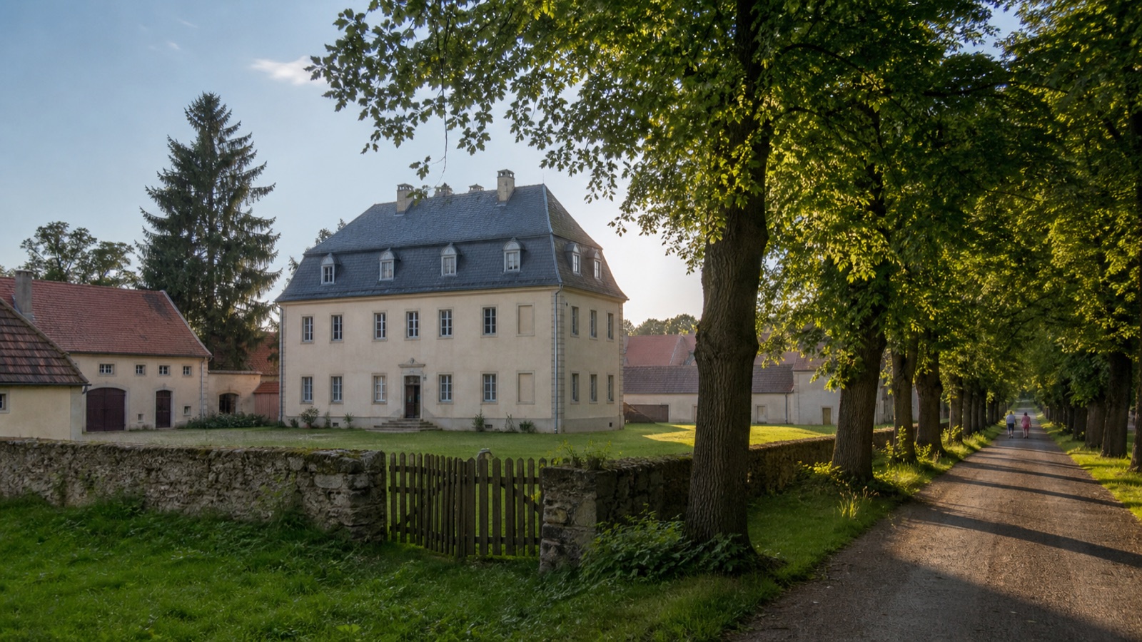 Visualisierungskonzept eines schlichten Herrenhauses und Gutshofs in Berthelsdorf neben einer geraden baumbestandenen Allee