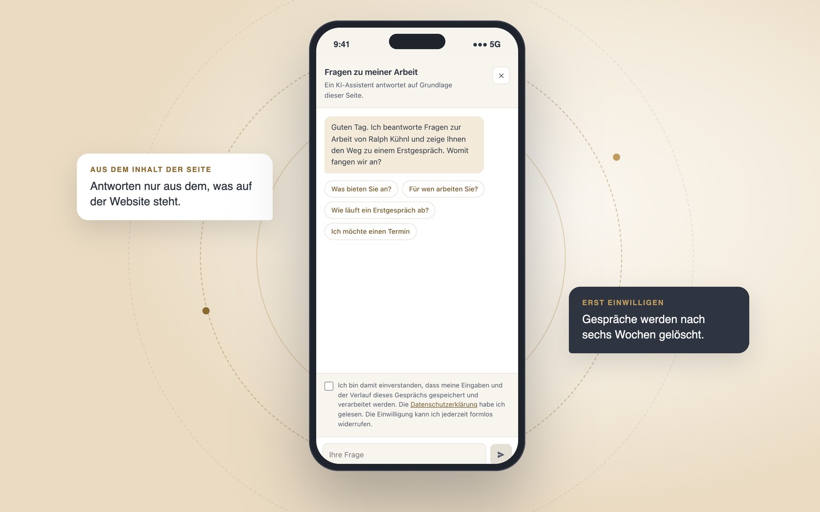 Der KI-Assistent der Website geöffnet auf dem Handy, mit Begrüßung, Vorschlagsfragen und der Einwilligung vor der ersten Nachricht