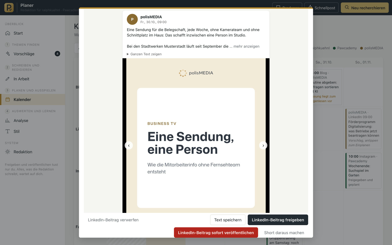 Bearbeitungsansicht eines LinkedIn-Beitrags, Ansicht Vorschau: nachempfundener Beitrag von polisMEDIA mit dem sichtbaren Einstieg bis „mehr anzeigen“ und darunter die erste Folie „Business TV - Eine Sendung, eine Person“ mit Pfeilen zum Blättern; unten die Knöpfe „LinkedIn-Beitrag freigeben“ und „Text speichern“. Mit Beispielinhalten.