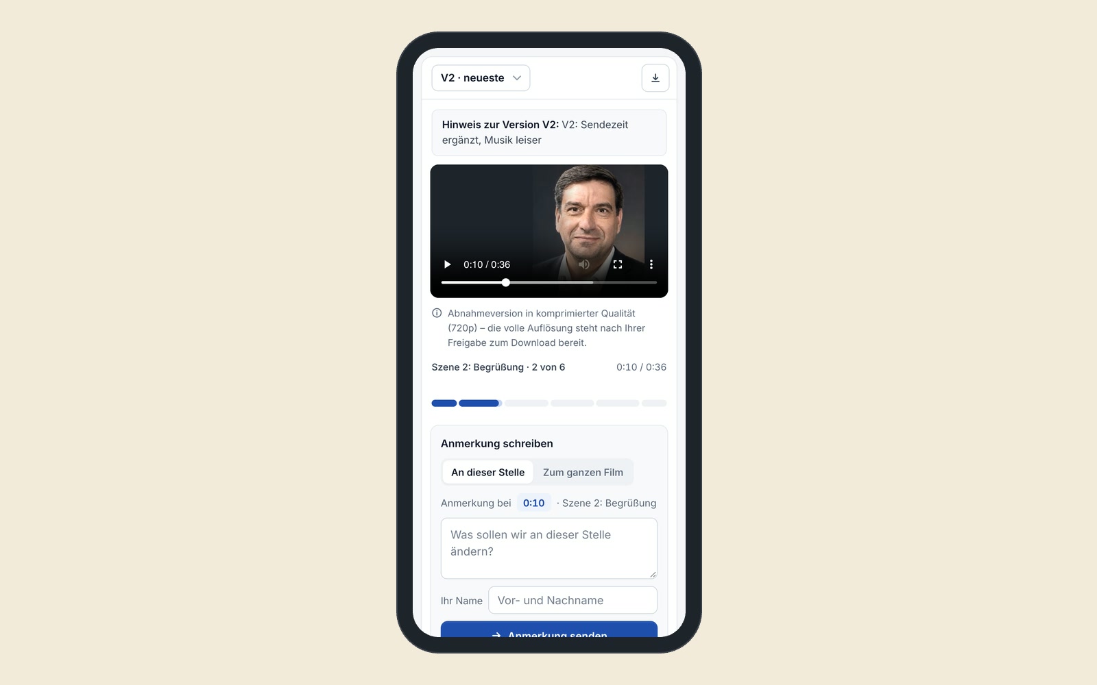 Dieselbe Abnahmeseite auf dem Handy: Versionswahl, Player mit Ralph Kühnl, Szenenleiste und das Feld „Anmerkung bei 0:10 · Szene 2: Begrüßung“ mit Namensfeld und Knopf „Anmerkung senden“. Mit Beispielinhalten.