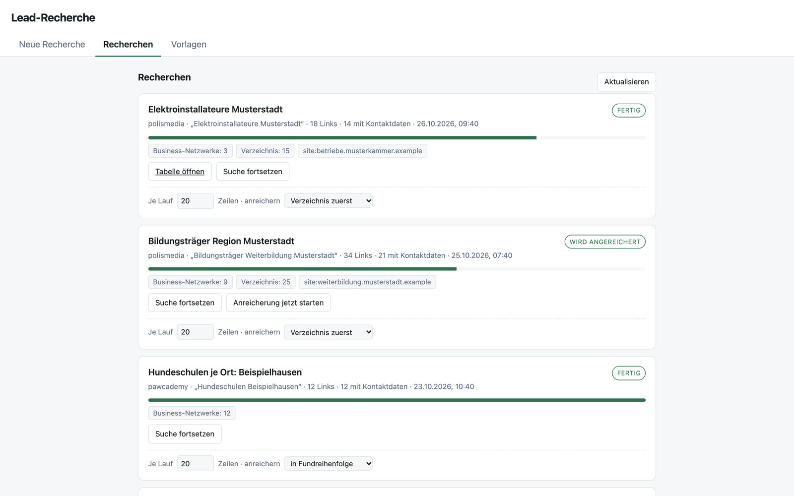 Liste aller Recherchen mit Status, Fortschrittsbalken, Treffern je Quelle und Knöpfen zum Fortsetzen und Ergänzen (erfundenes Beispiel).