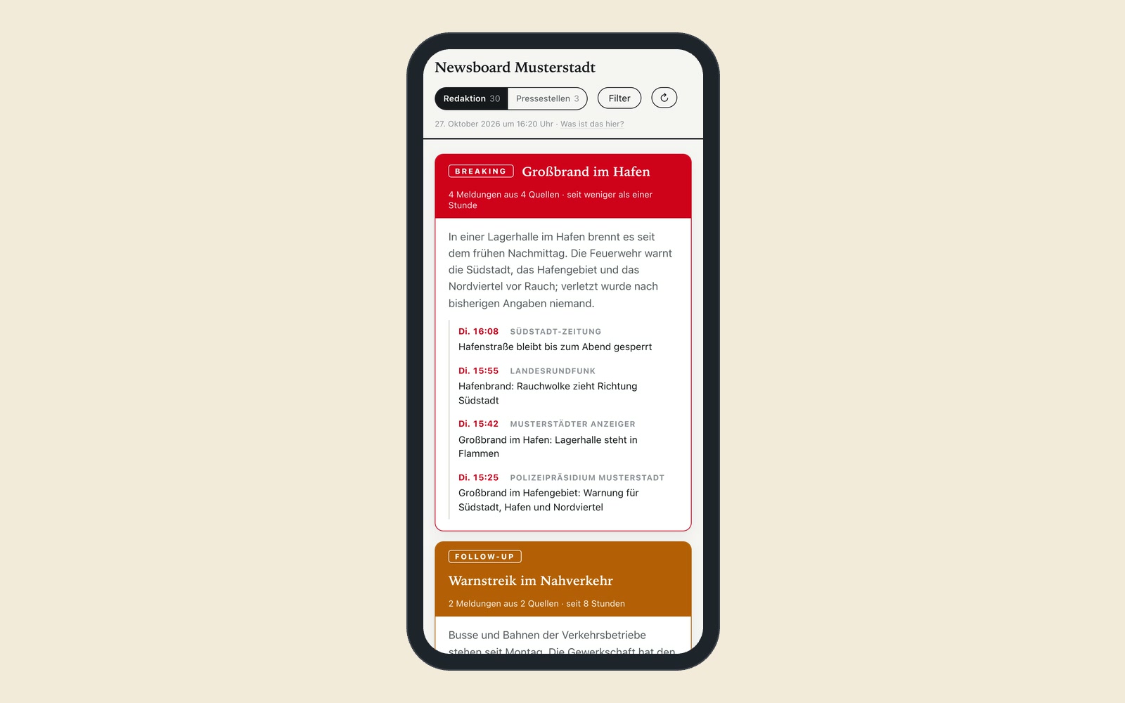 Newsboard Musterstadt auf dem Handy: Kopf mit der Zahl der Quellen (30 Redaktionen, 3 Pressestellen), Filter und Knopf zum Neuladen, darunter das Breaking-Band zum Großbrand im Hafen mit vier Meldungen und der Anfang des Follow-up-Bands zum Warnstreik. Mit Beispielinhalten.