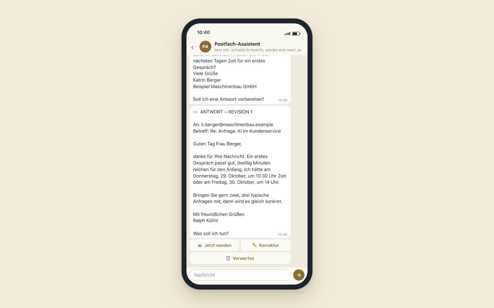 Handy mit einer Nachricht des Postfach-Assistenten: Antwortentwurf an Katrin Berger mit Terminvorschlägen, darunter die Knöpfe „Jetzt senden“, „Korrektur“ und „Verwerfen“ (erfundenes Beispiel)