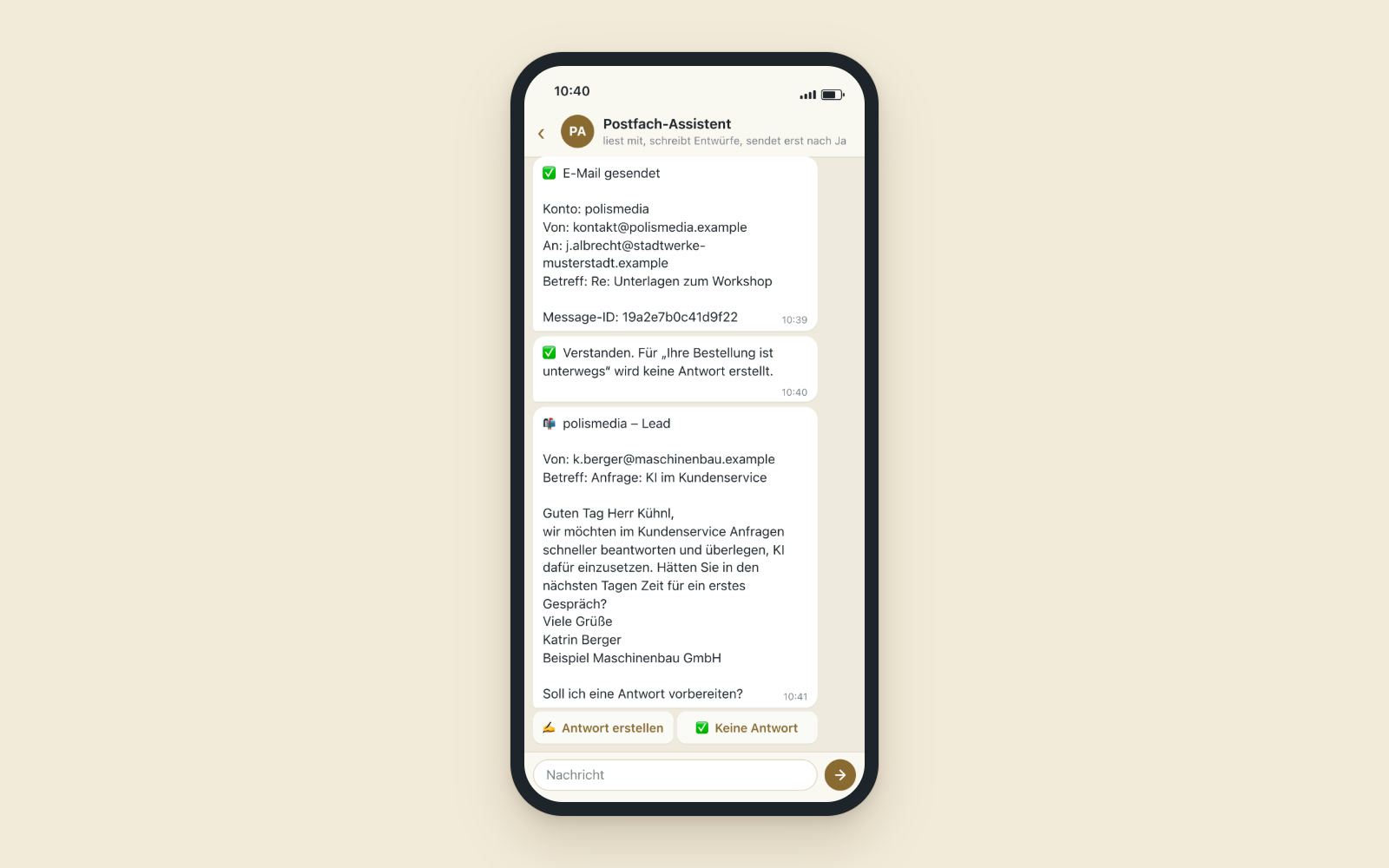 Handy mit einer Nachricht des Postfach-Assistenten: neue Anfrage einer Kundin mit Absender, Betreff und Text, darunter die Frage „Soll ich eine Antwort vorbereiten?“ mit zwei Knöpfen (erfundenes Beispiel)