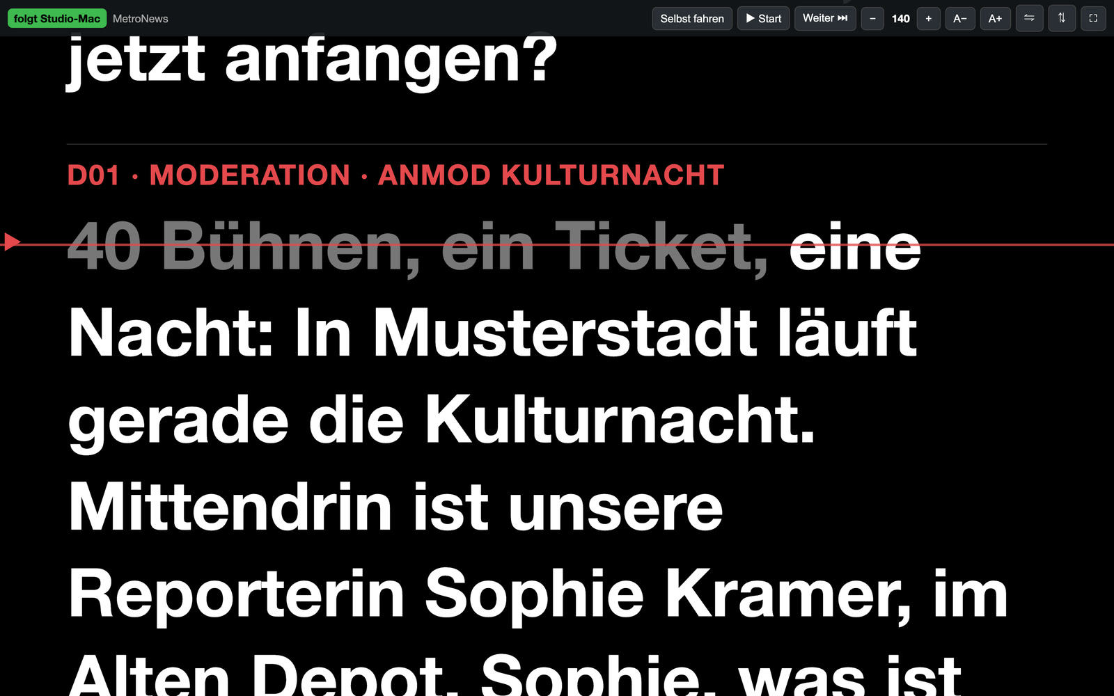 Teleprompter mit großer weißer Schrift auf Schwarz, oben Nummer und Titel der Moderation zur Kulturnacht; die bereits gesprochenen Wörter „40 Bühnen, ein Ticket,“ sind ausgegraut, die rote Leselinie steht beim nächsten Wort. Mit Beispielinhalten.