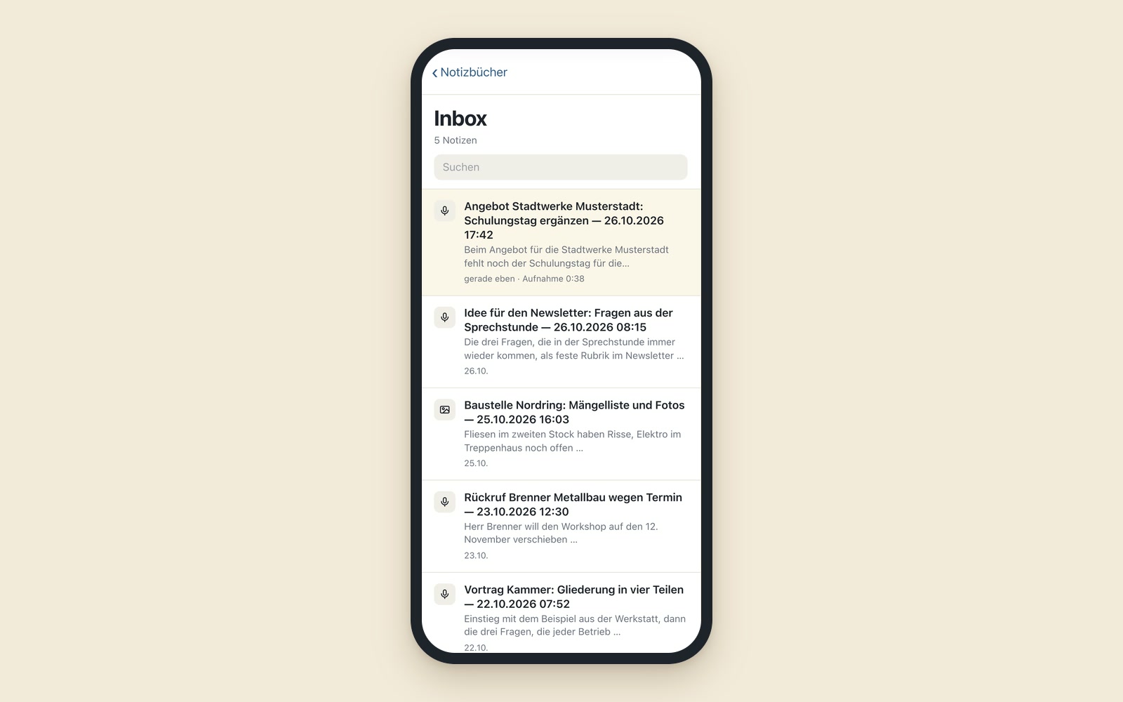 Inbox notebook on a phone with five notes, the new voice note highlighted at the top, below it older notes with headline, date and preview (fictional example).