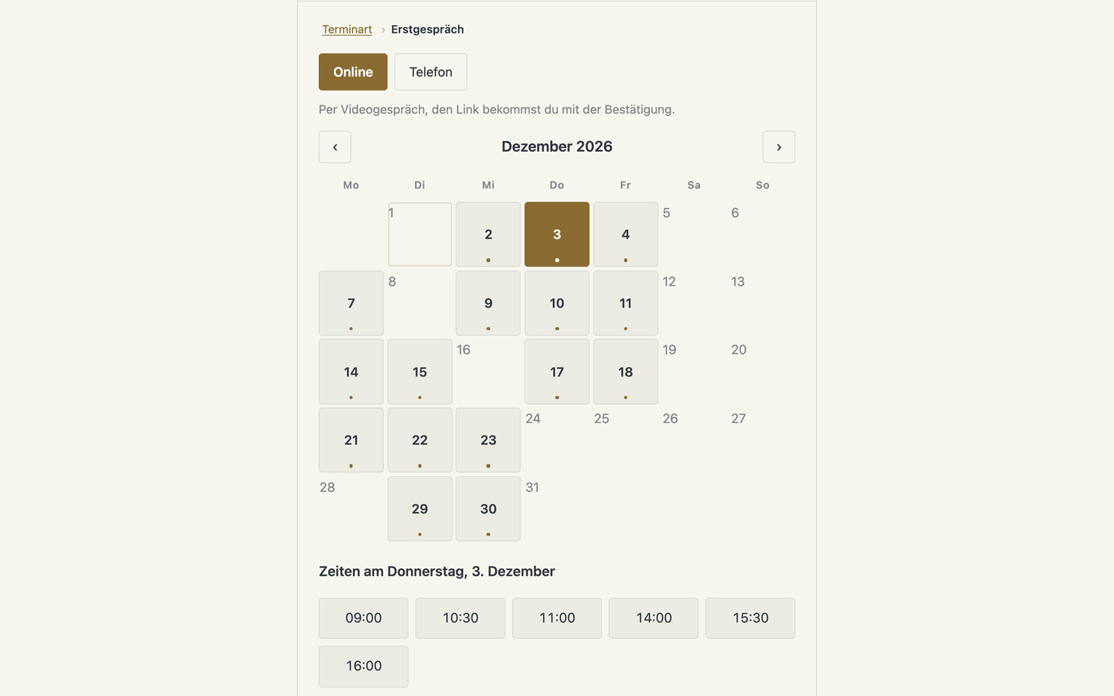 Buchungsfenster für ein Erstgespräch: Monatskalender mit hervorgehobenen freien Tagen, darunter die freien Uhrzeiten am gewählten Tag (erfundenes Beispiel)