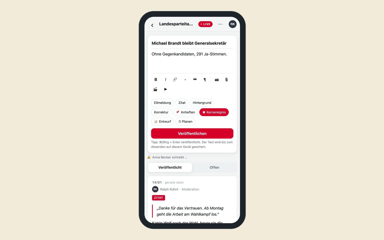Schreib-App von Tickerwerk auf dem Handy: Ein Eintrag „Michael Brandt bleibt Generalsekretär - Ohne Gegenkandidaten, 291 Ja-Stimmen.“ entsteht, darunter Werkzeuge für Formatierung, Foto, Audio, Video und Einbettung, Etiketten wie Eilmeldung, Zitat und Hintergrund, „Kernereignis“ ist gewählt, Knopf „Veröffentlichen“; darunter der Hinweis „Anna Becker schreibt …“ und die veröffentlichten Einträge. Mit Beispielinhalten.