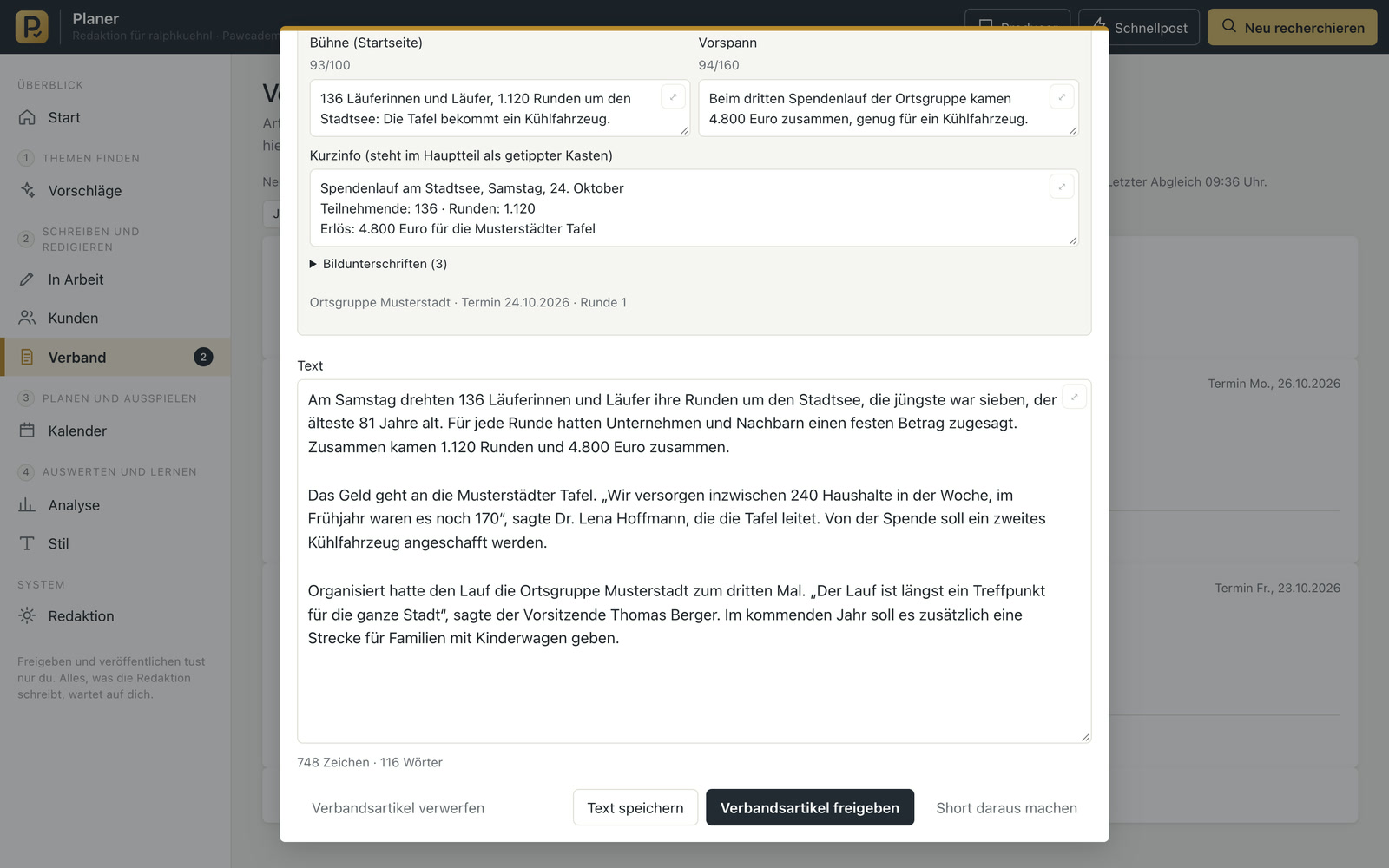 Unterer Teil des Editors: Kurzinfo als Kasten für den Hauptteil, aufklappbare Bildunterschriften und der Artikeltext über einen Spendenlauf der Ortsgruppe Musterstadt (erfundenes Beispiel).